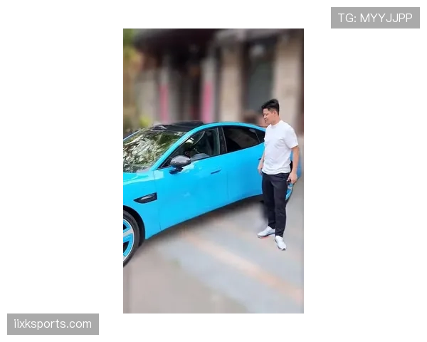 苏炳添打卡小区早餐摊，旁边那辆车比我月收入还贵